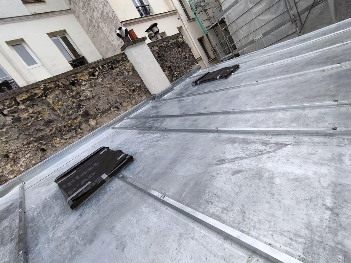 Toit zinc joint debout neuf en cour intérieure d'immeuble ancien, avec aérateurs Siplast