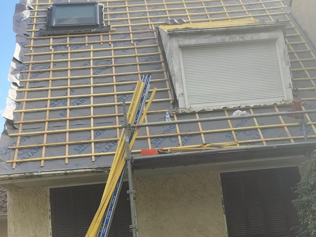 Pose Velux sur pignon avec écran sous-toiture et tuiles en attente