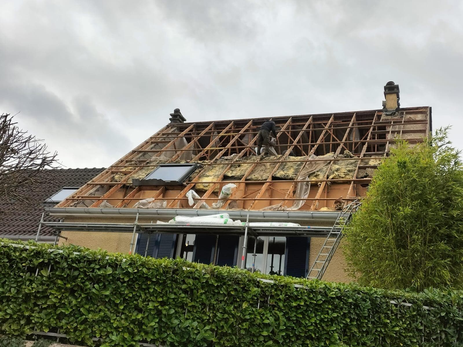 Pavillon toit décrouvré avec charpente bois mise à nu, contrôle en cours, Virton