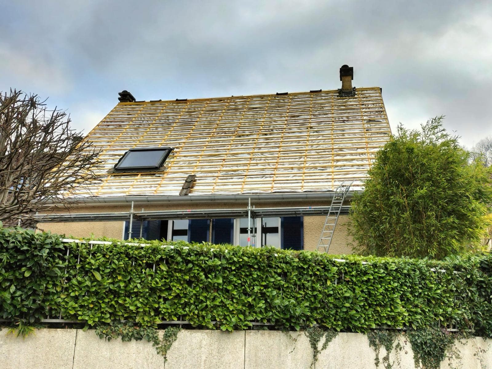 Pose d'écran sous-toiture HPV sur pavillon en rénovation vue depuis rue, Habay-la-Neuve