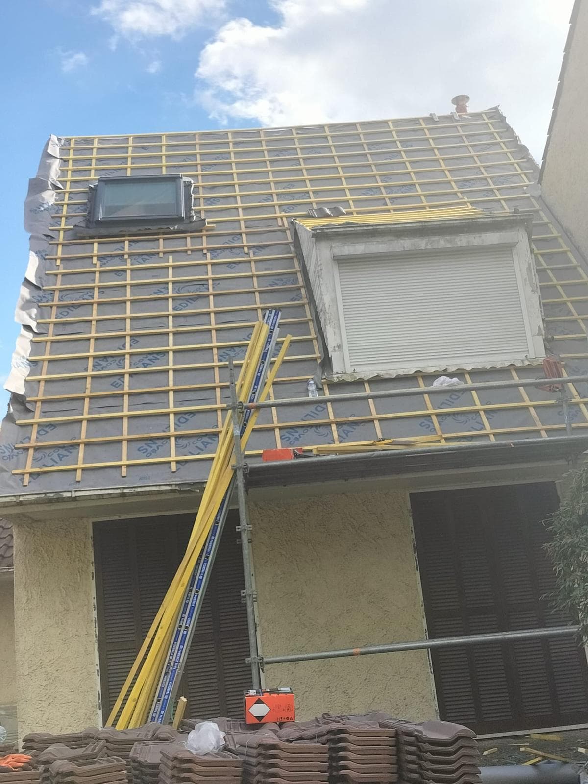 Pignon en rénovation avec pose Velux et écran sous-toiture en cours, Saint-Hubert