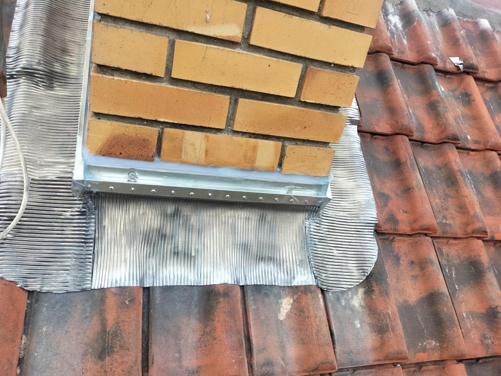 Couverture bac acier anthracite neuve vue plongée sur pavillon, Messancy