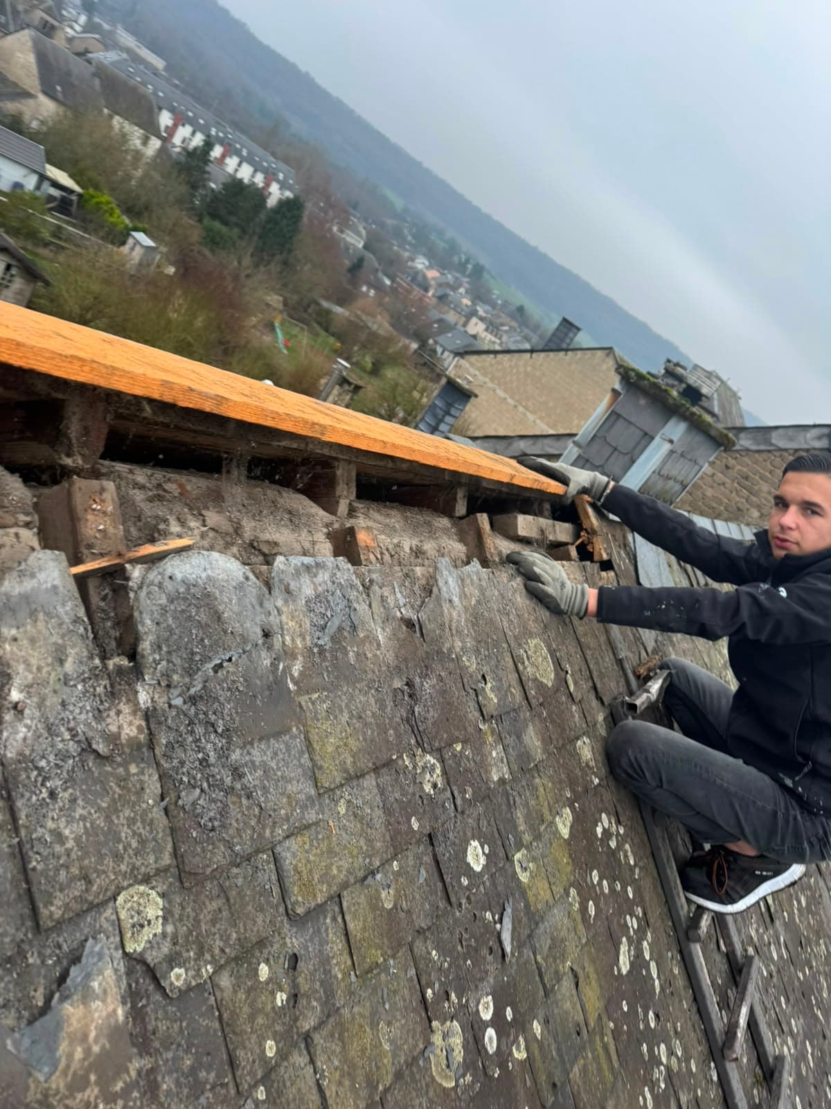 Restauration mur pignon en pierre avec pose d'une sablière bois neuve, Houffalize